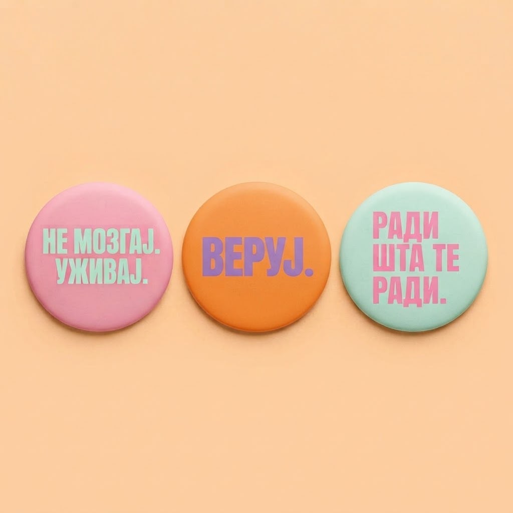 Tri bedža sa natpisima Ne mozgaj uživaj, Veruj i Radi šta te radi